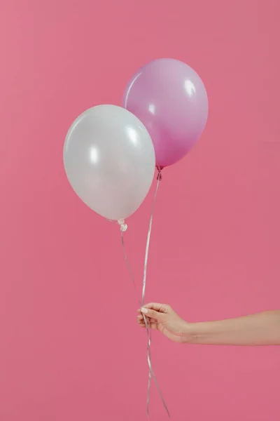 Vista Recortada Una Mujer Sosteniendo Dos Globos Aislados Rosa — Foto de Stock