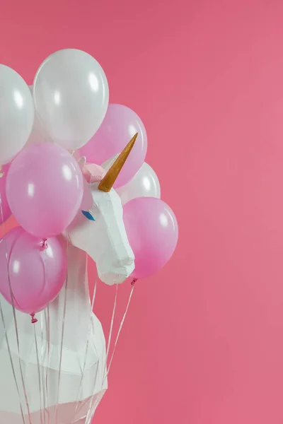 Pink Izole Pembe Beyaz Balonlar Arasında Dekoratif Tek Boynuzlu — Stok fotoğraf
