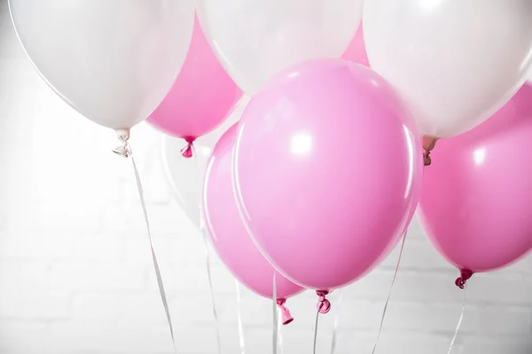 Dekorative Weiße Und Rosa Luftballons Auf Weißem Backstein Hintergrund — Stockfoto