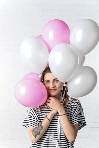 Mujer Sonriente Sosteniendo Globos Rosados Blancos Sobre Fondo Pared Ladrillo — Foto de Stock