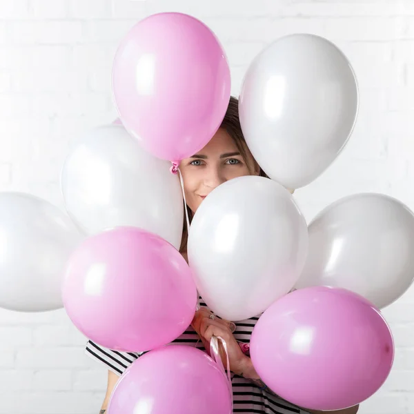 Vrolijk Meisje Poseren Onder Ballonnen Witte Bakstenen Muur Achtergrond — Stockfoto