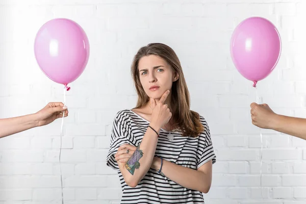 Doordachte Meisje Permanent Tussen Handen Met Roze Ballonnen Witte Bakstenen — Gratis stockfoto