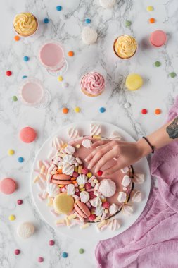 küçük şeker pembe Doğum günü pastası üzerinde koyarak kadın görünümünü kırpılmış