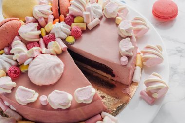 Marshmallow, macarons ve şeker pembe Doğum günü pastası, yakın çekim