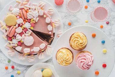 Doğum günü pastası şekerleme, kek ve milkshake üstten görünüm tablo 
