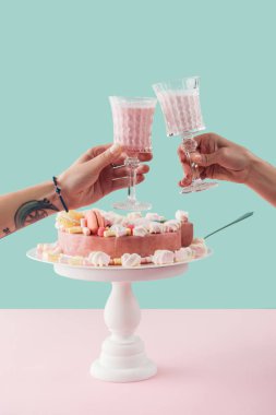 cake marshmallows stand ile üzerinden milkshake bardak ile sorun insanların kırpılmış görünümü