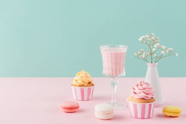 cupcakes, milkshake ve macarons çiçek Doğum günü zemin üzerine 