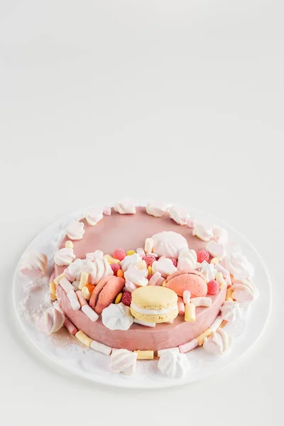 Rosa Kuchen Mit Marshmallows Und Macarons Auf Weißem Teller Mit — Stockfoto