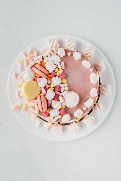 Felülnézete Rózsaszín Születésnapi Torta Marshmallows Macaroons Fehér Tányérra — Stock Fotó