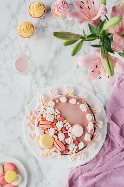 Blick Auf Süße Geburtstagstorte Mit Marshmallows Und Rosa Lilienblüten Auf — Stockfoto