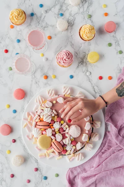 Vista Cortada Mulher Colocando Pouco Doce Bolo Aniversário Rosa — Fotografia de Stock