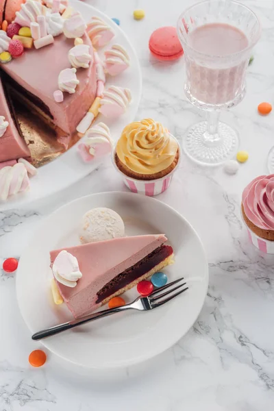 masada Doğum günü pastası ve cupcakes ve milkshake cam yüksek açılı görünüş 