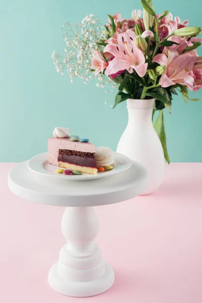 Pedazo Pastel Con Malvavisco Caramelos Soporte Torta Ramo Flores Jarrón — Foto de stock gratis