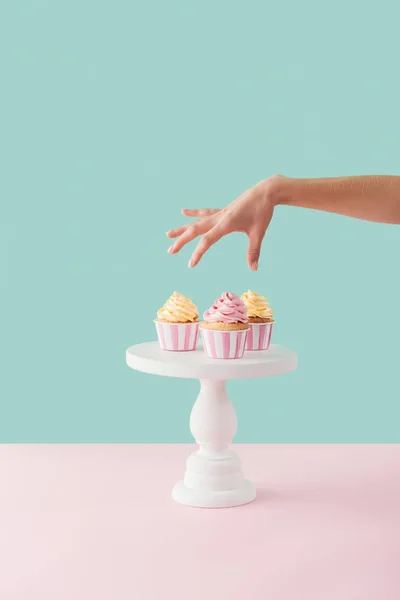 Pemandangan Terpotong Dari Wanita Mengambil Cupcakes Dari Stand Kue — Stok Foto