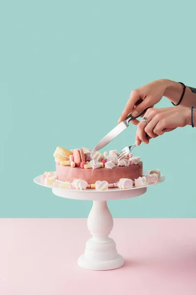 Pemandangan Wanita Memotong Kue Marshmallow Dengan Pisau Dan Garpu Stand — Stok Foto