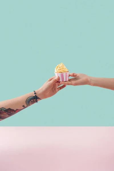 Vedere Decupată Mâinii Tatuate Care Prezintă Cupcake Galben Pentru Femeie — Fotografie, imagine de stoc