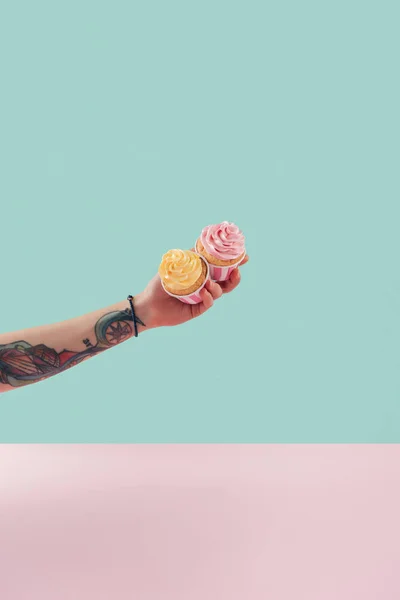Vista Cortada Mulher Tatuada Segurando Dois Cupcakes Com Creme Manteiga — Fotografia de Stock