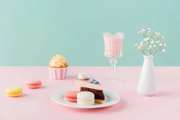 Macarons Cupcake Kuchenstück Und Milchshake Auf Pastell Hintergrund — Stockfoto