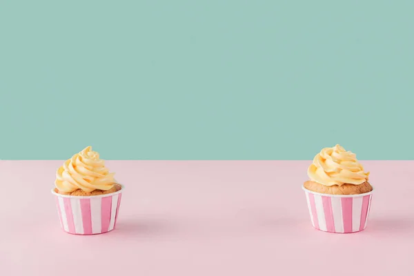 Dos Cupcakes Con Crema Mantequilla Sobre Fondo Pastel Con Espacio —  Fotos de Stock