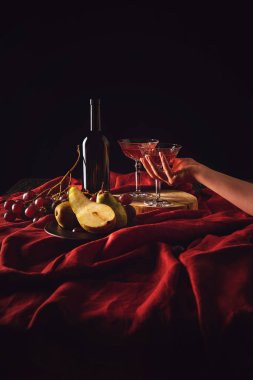 siyah kristal kadeh şarap tablodan alarak kadının kırpılmış atış