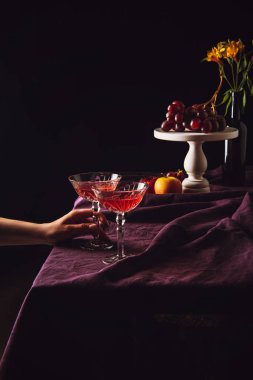 şarap tablodan siyah üzerine alarak kadının kırpılmış atış