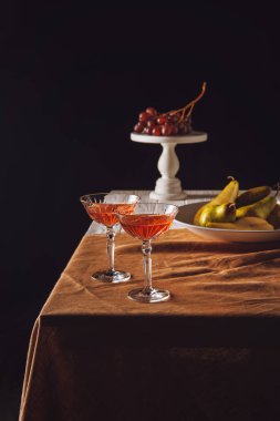 bardak şarap üzüm ve armut tablo siyah ile