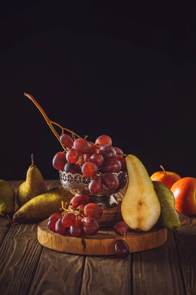 Primer Plano Uvas Maduras Con Peras Sobre Mesa Rústica Madera — Foto de Stock