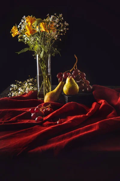 Vida Morta Com Frutos Maduros Flores Vaso Cortinas Vermelhas Preto — Fotografia de Stock Grátis