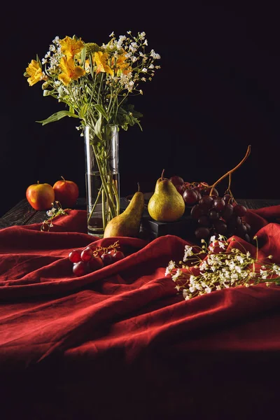 仍然生活与果子和花在花瓶在红色窗帘在黑 — 免费的图库照片