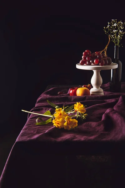 Hermosas Flores Acostadas Mesa Con Frutas Fondo — Foto de Stock