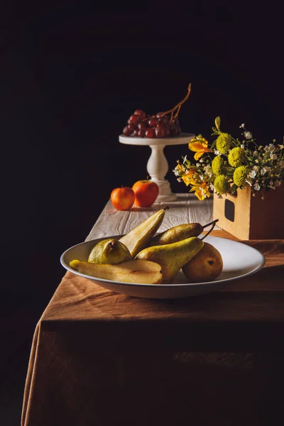 Nahaufnahme Von Verschiedenen Früchten Und Feldblumen Auf Einem Tisch Auf — Stockfoto