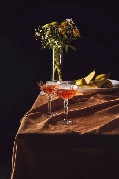 Copas Vino Con Uvas Peras Sobre Mesa Sobre Negro — Foto de stock gratis