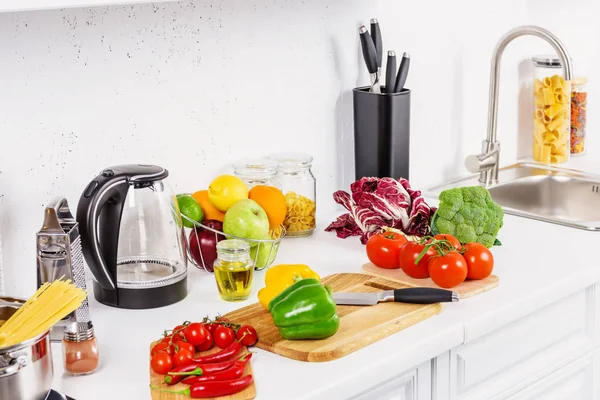 mutfak tezgahı ışık mutfakta olgun iştah açıcı sebze