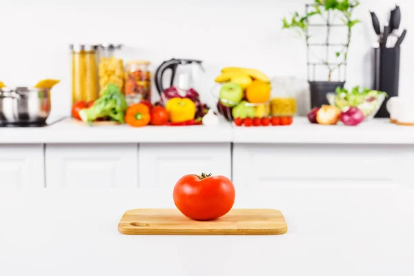 Reife Tomaten Auf Schneidebrett Mit Gemüse Hintergrund Heller Küche — Stockfoto