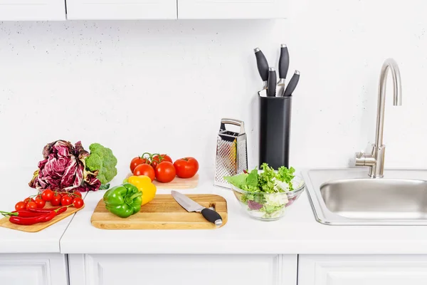 Moget Grönsaker Skärbrädor Ljus Kök — Stockfoto