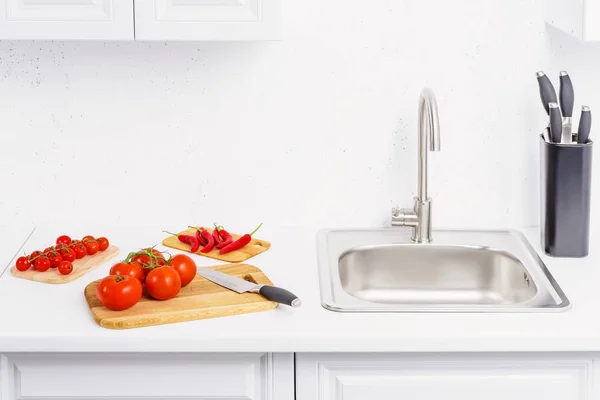 Ripe Tomatoes Cherry Tomatoes Chili Peppers Cutting Boards Light Kitchen — Stock Photo, Image