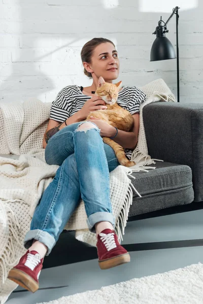 Bella Ragazza Sorridente Accarezzando Gatto Rosso Guardando Lontano Casa — Foto Stock