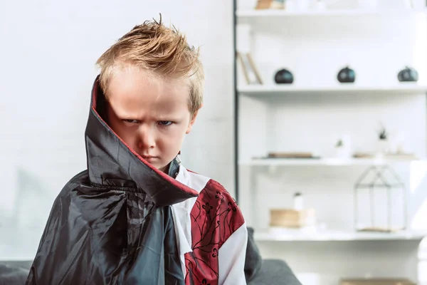 Potret Anak Kecil Dengan Kostum Vampir Halloween Melihat Kamera Rumah — Foto Stok Gratis