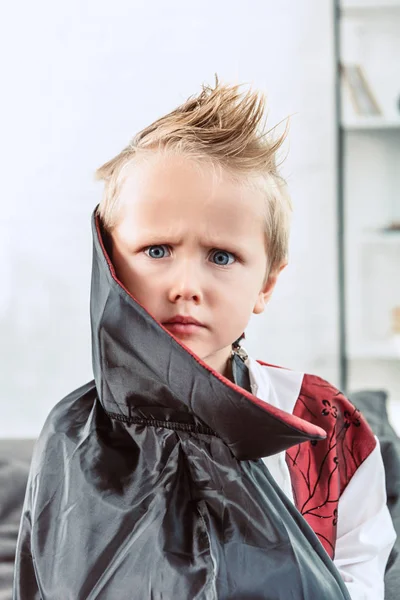 Portret Małego Chłopca Kostium Halloween Wampir Patrząc Kamery Domu — Zdjęcie stockowe