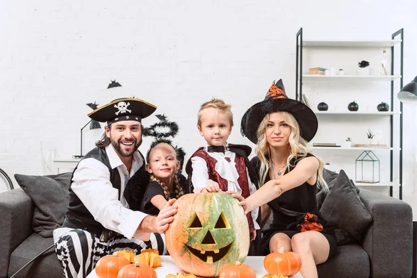 Ritratto Famiglia Vari Costumi Halloween Tavolino Con Zucche Casa — Foto Stock