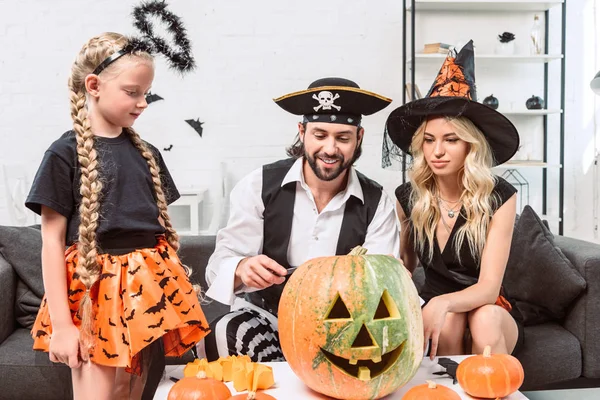 Familie Halloween Kostuums Bank Bij Salontafel Met Pompoenen Thuis — Gratis stockfoto