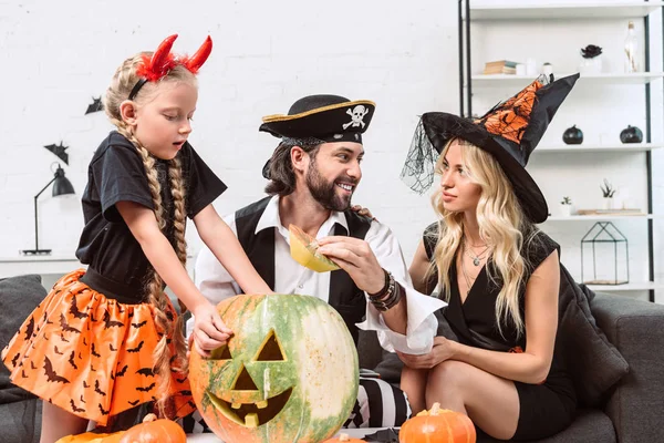 Familie Halloween Kostuums Bank Bij Salontafel Met Pompoenen Thuis — Stockfoto