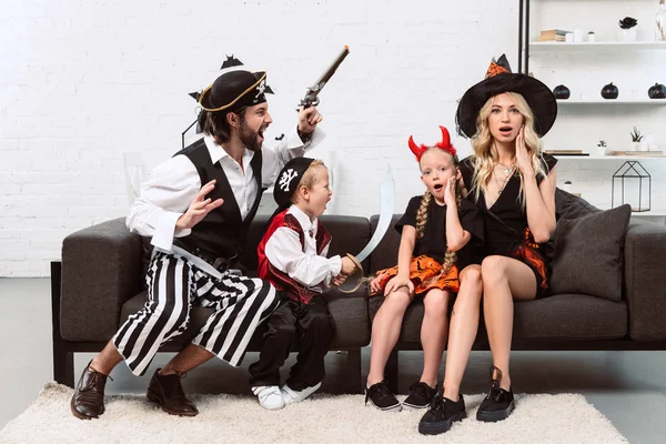 Father Son Pirates Costumes Scaring Mother Daughter Sofa Home — Stock Photo, Image