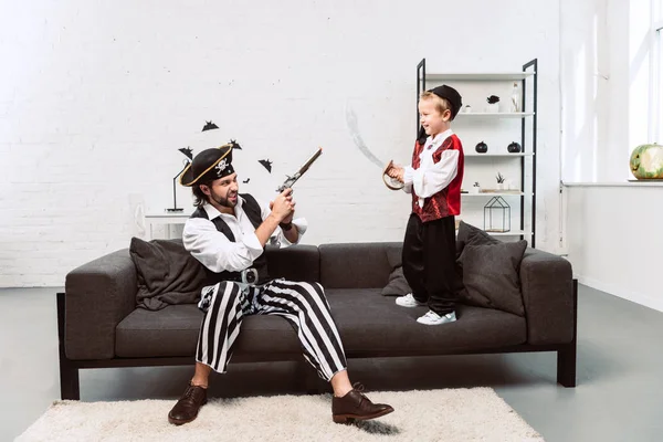 Padre Figlio Costumi Pirata Che Giocano Casa Concetto Festa Halloween — Foto Stock
