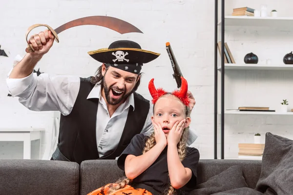 Portrait Daughter Father Halloween Costumes Playing Home — Free Stock Photo