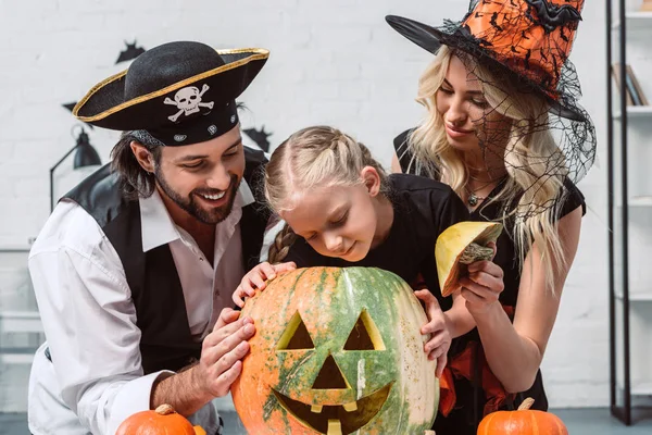 Szülők Halloween Jelmezeket Sütőtök Otthon Asztalnál Kislányom Portré — Stock Fotó