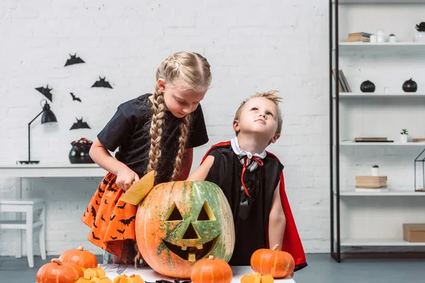 Retrato Irmãos Trajes Halloween Perto Mesa Com Abóboras Casa — Fotografia de Stock