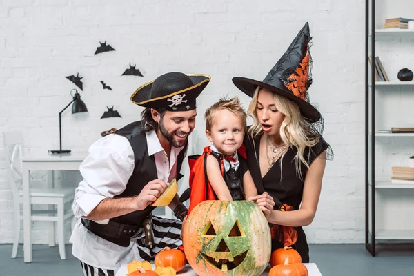 Retrato Pais Filho Trajes Halloween Mesa Com Abóboras Casa — Fotografia de Stock