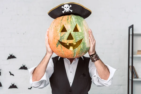 Zasłonięte Widok Człowieka Strój Pirata Obejmujących Twarz Dyni Halloween Wakacje — Zdjęcie stockowe