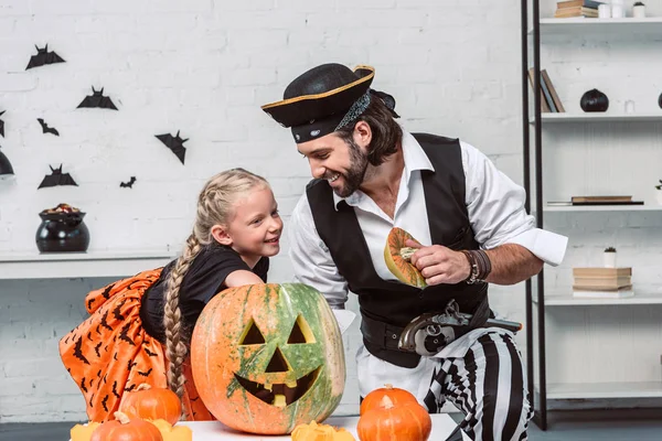 Vader Dochter Halloween Kostuums Onderzoekend Pompoen Samen Thuis — Gratis stockfoto